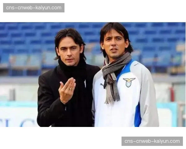 特写：终场哨响，国米主帅小因扎吉与多特主帅泰尔齐奇长时间拥抱交谈。